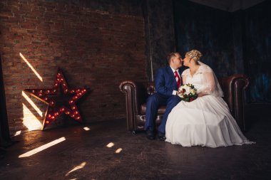 güzel genç çift takım karanlık bir arka plan üzerinde