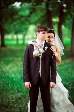 güzel genç çift arka plan orman üzerinde durmak