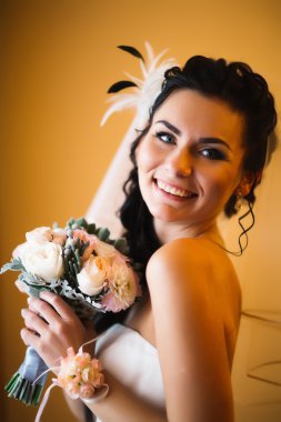 güzel genç mutlu gelin pencerenin ayakta