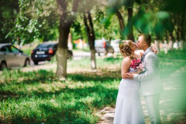 güzel genç çift arka plan orman üzerinde durmak