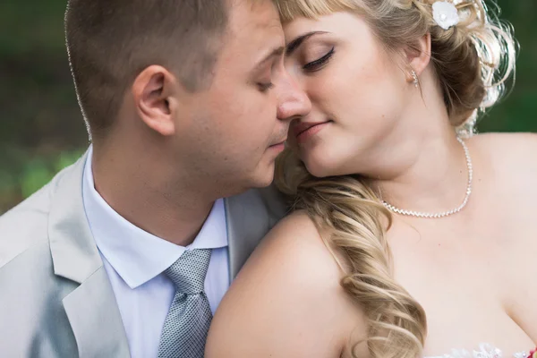 Beautiful young couple stand on background forest — Stock Photo, Image