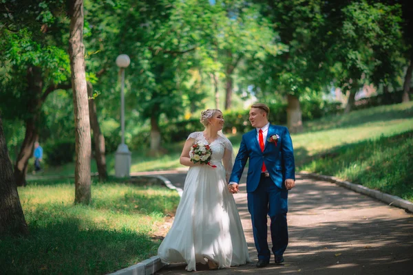 Beautiful young couple stand on background forest — Stock Photo, Image