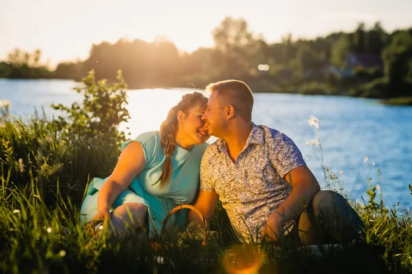 Pareja romántica sentarse y besar en fondo verano lago —  Fotos de Stock