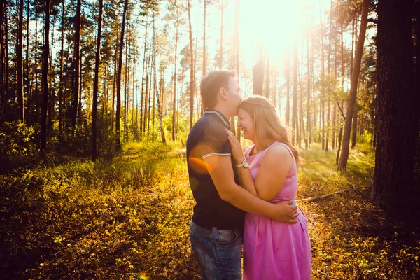 Romantik genç çift öpüşme yaz orman arka plan — Stok fotoğraf