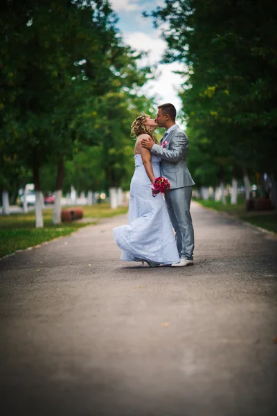 Beautiful young couple stand on background forest — Stock Photo, Image