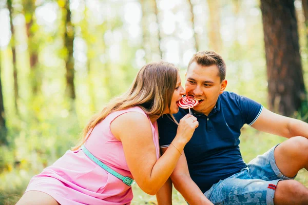 Романтична молода пара цілується на фоні літнього лісу — стокове фото
