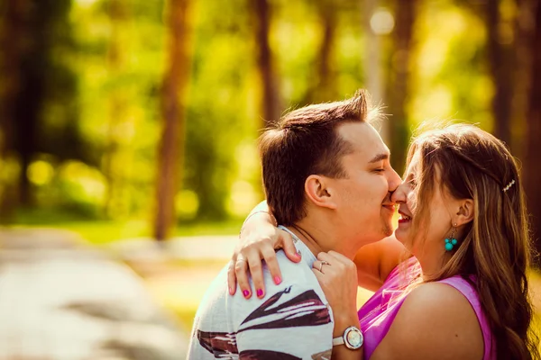 Romantik genç çift öpüşme yaz orman arka plan — Stok fotoğraf