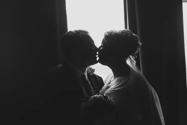 Belo jovem casal stand em um fundo escuro — Fotografia de Stock