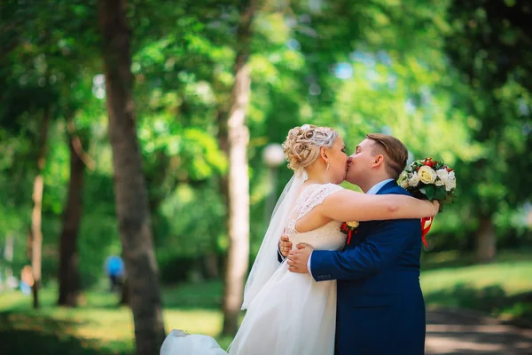 Beautiful young couple stand on background forest — Stock Photo, Image