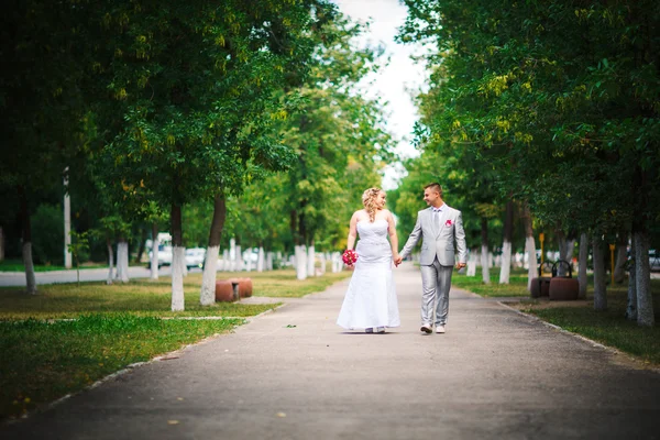 Belo jovem casal stand na floresta de fundo — Fotografia de Stock