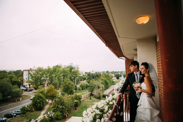 Belo jovem casal stand na varanda — Fotografia de Stock