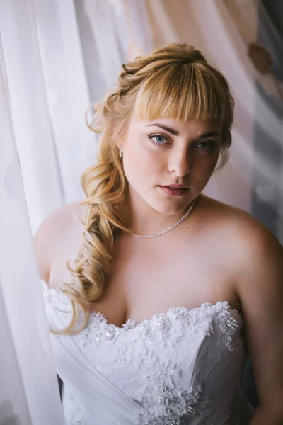 Portrét nevěsty na klasické světlé pozadí — Stock fotografie