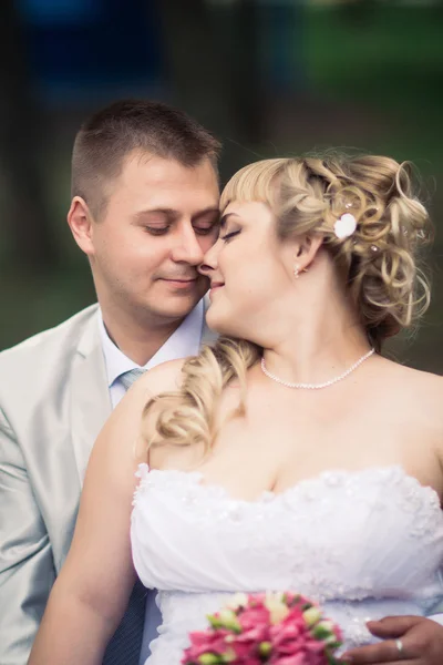 Beautiful young couple stand on background forest — Stock Photo, Image