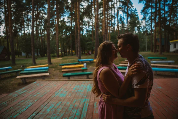 Romantický mladý pár líbání na pozadí letní lesní — Stock fotografie