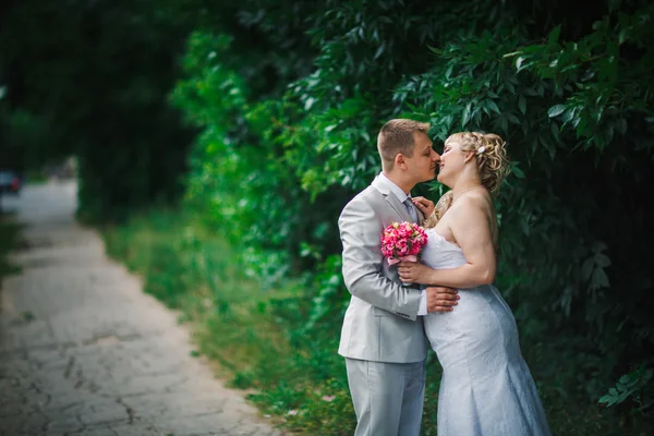 Hermosa pareja joven de pie en el bosque de fondo — Foto de Stock