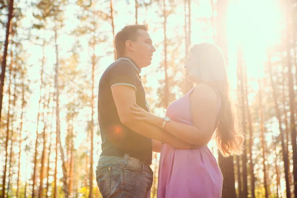 Romantiska ungt par skratta på bakgrunden sommaren skog — Stockfoto