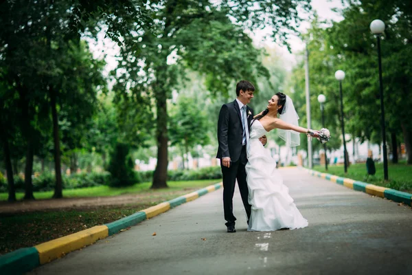 Belo jovem casal stand na floresta de fundo — Fotografia de Stock