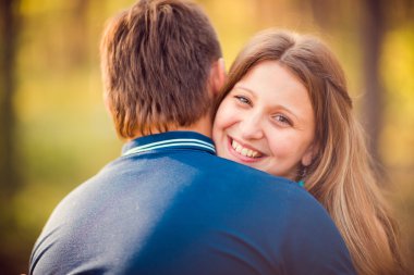 Romantik genç çift öpüşme yaz orman arka plan