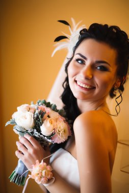 güzel genç mutlu gelin pencerenin ayakta