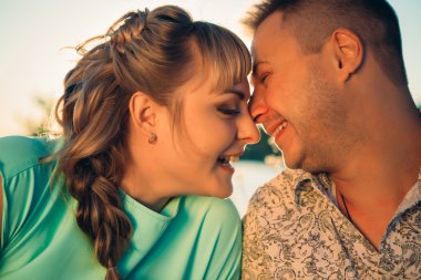 Romantik Çift sit ve arka plan yaz gölde öpüşme