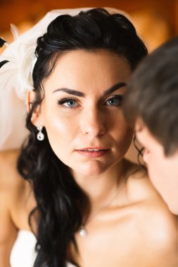 güzel genç çift ayakta pencerenin yakınındaki