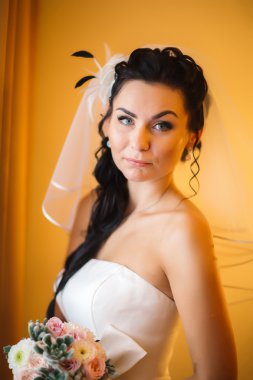 güzel genç mutlu gelin pencerenin ayakta