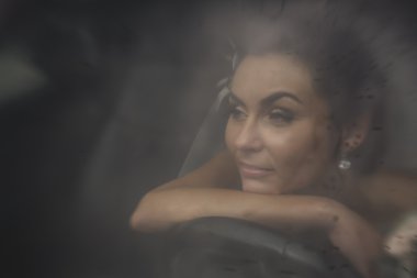 güzel genç mutlu gelin oturup avtomobil içinde