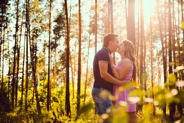 Romântico jovem casal beijando no fundo floresta de verão — Fotografia de Stock