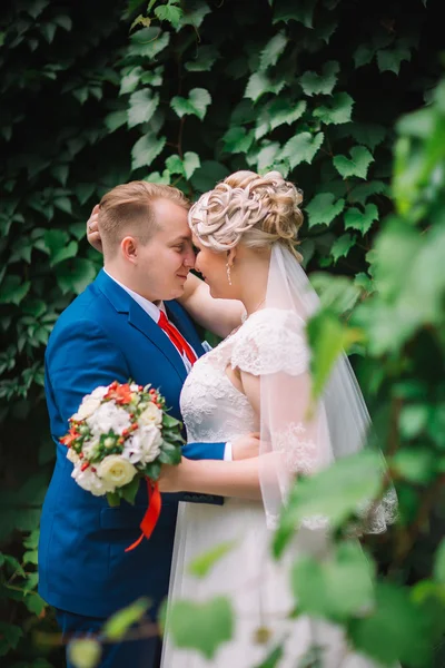 Vackert ungt par stå på bakgrunden skog — Stockfoto