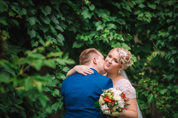 Belo jovem casal stand na floresta de fundo — Fotografia de Stock