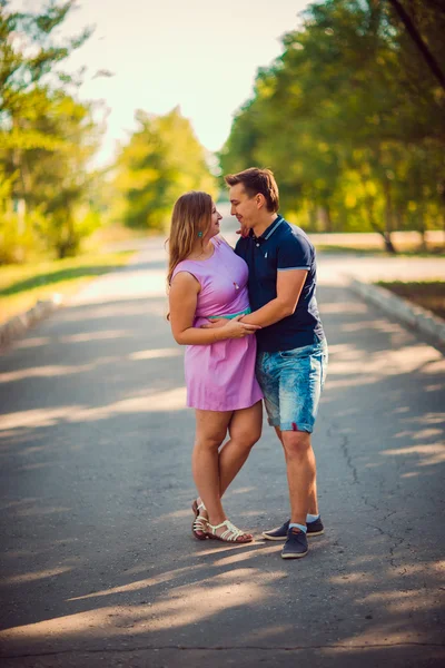 Romântico jovem casal rir no fundo floresta de verão — Fotografia de Stock