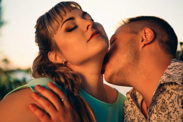 Casal romântico sentar e beijar no fundo lago de verão — Fotografia de Stock