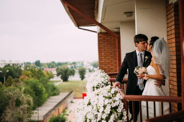 Beau jeune couple debout sur le balcon — Photo