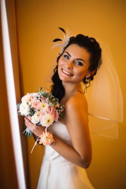 güzel genç mutlu gelin pencerenin ayakta