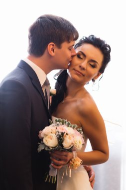 güzel genç çift ayakta pencerenin yakınındaki