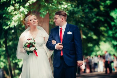 güzel genç çift arka plan orman üzerinde durmak