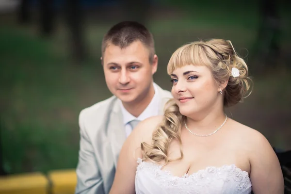 Beautiful young couple stand on background forest — Stock Photo, Image