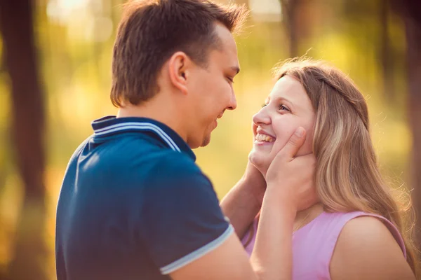 Romantiska ungt par skratta på bakgrunden sommaren skog — Stockfoto