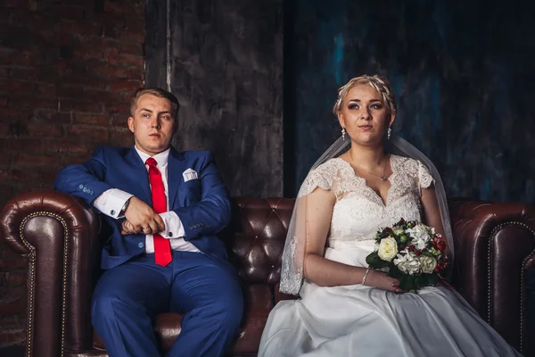 Schönes junges Paar Anzug auf einem dunklen Hintergrund — Stockfoto