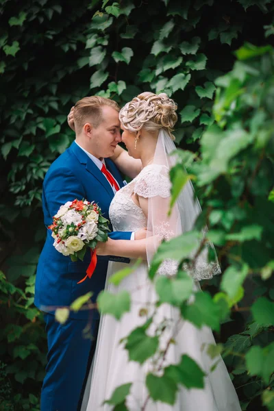 Vackert ungt par stå på bakgrunden skog — Stockfoto