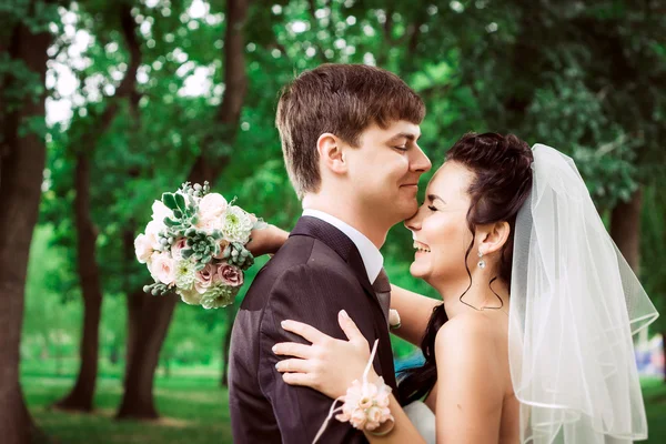 Hermosa pareja joven de pie en el bosque de fondo — Foto de Stock