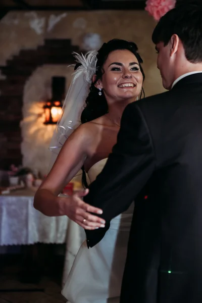 Belo jovem casal stand no café de fundo — Fotografia de Stock