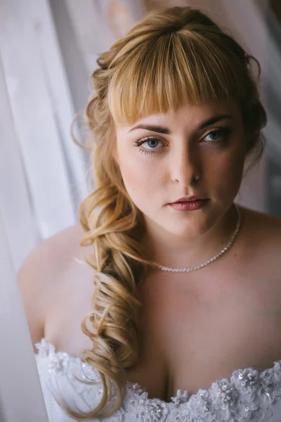 Porträt der Braut auf dem klassischen hellen Hintergrund — Stockfoto