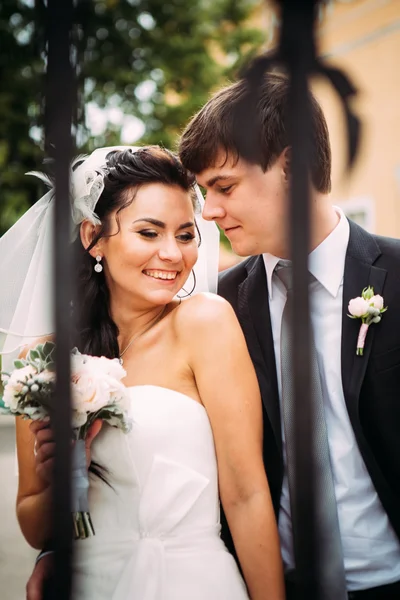 Beau jeune couple debout sur fond forêt — Photo