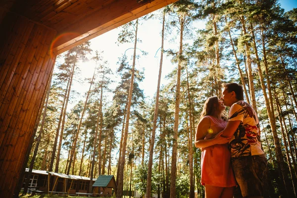 Romantiska ungt par kyssas på bakgrunden sommaren skog — Stockfoto