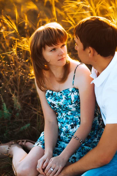 Romantik Çift ayakta ve arka plan yaz çayır sunset bulvarında öpüşme — Stok fotoğraf