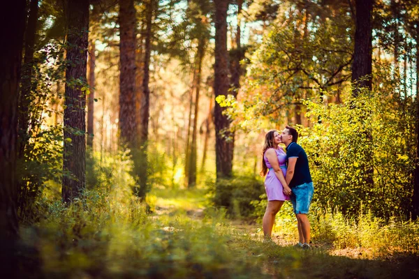 Romántico joven pareja besándose en fondo verano bosque —  Fotos de Stock