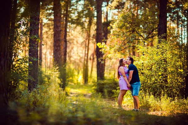 Romantische jonge paar zoenen op achtergrond zomer bos — Stockfoto