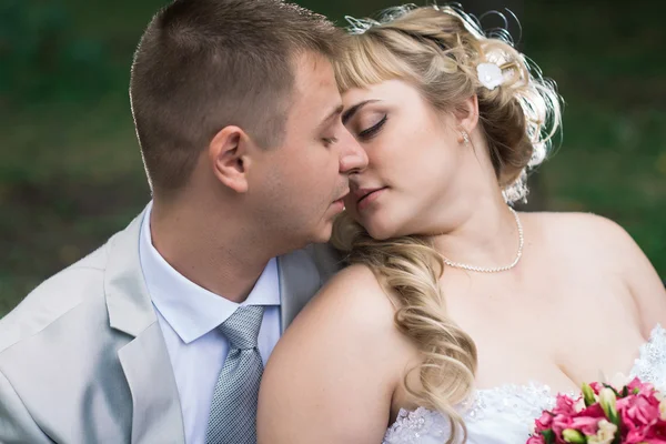 Beautiful young couple stand on background forest — Stock Photo, Image