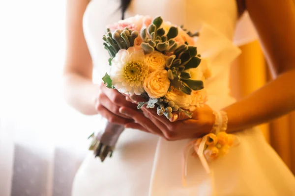 Bello mazzo nuziale di fiori in mani la sposa — Foto Stock